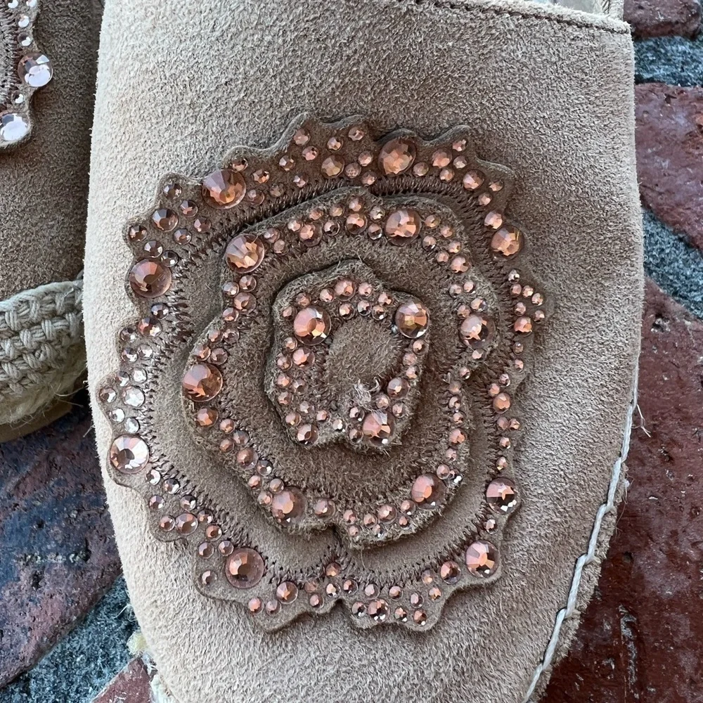 Karl Lagerfeld🛍Neutral Khaki Canvas Espadrilles Sequin Floral Detail🛍EUC - Picture 8 of 9